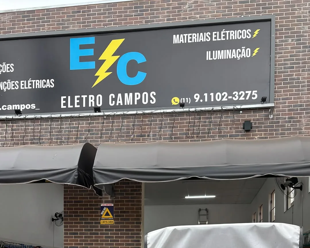 Fachada da loja Eletro Campos com a placa de materiais elétricos e iluminação