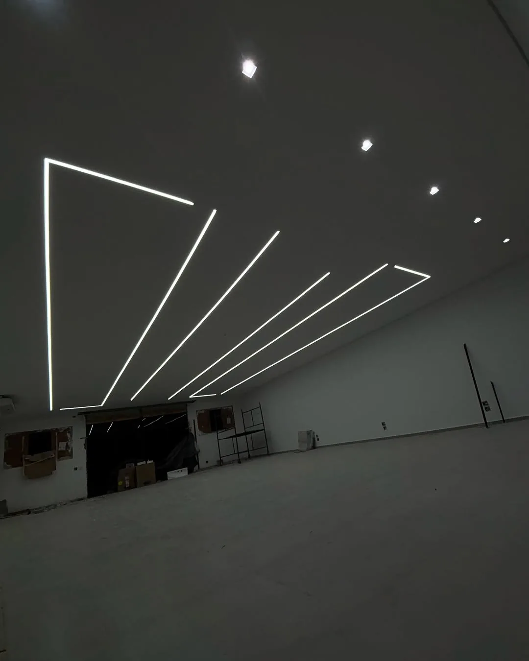 Ambiente com linhas de perfil de LED no forro, obra da Eletro Campos