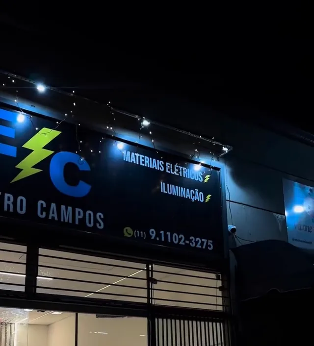 Loja Eletro Campos à noite, com a placa acesa